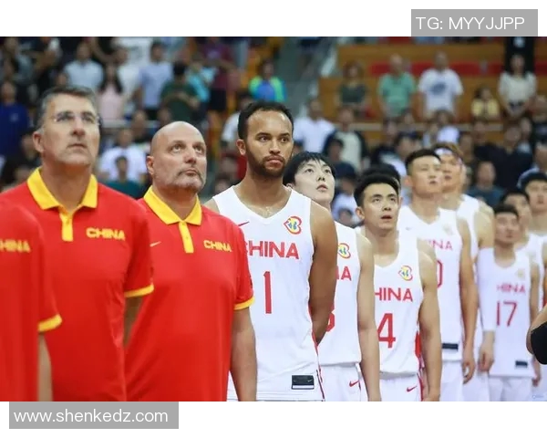 中国男篮迎战塞尔维亚队全力争胜展现实力与团队合作精神